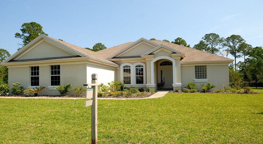 white-and-brown-concrete-bungalow-under-clear-blue-sky-